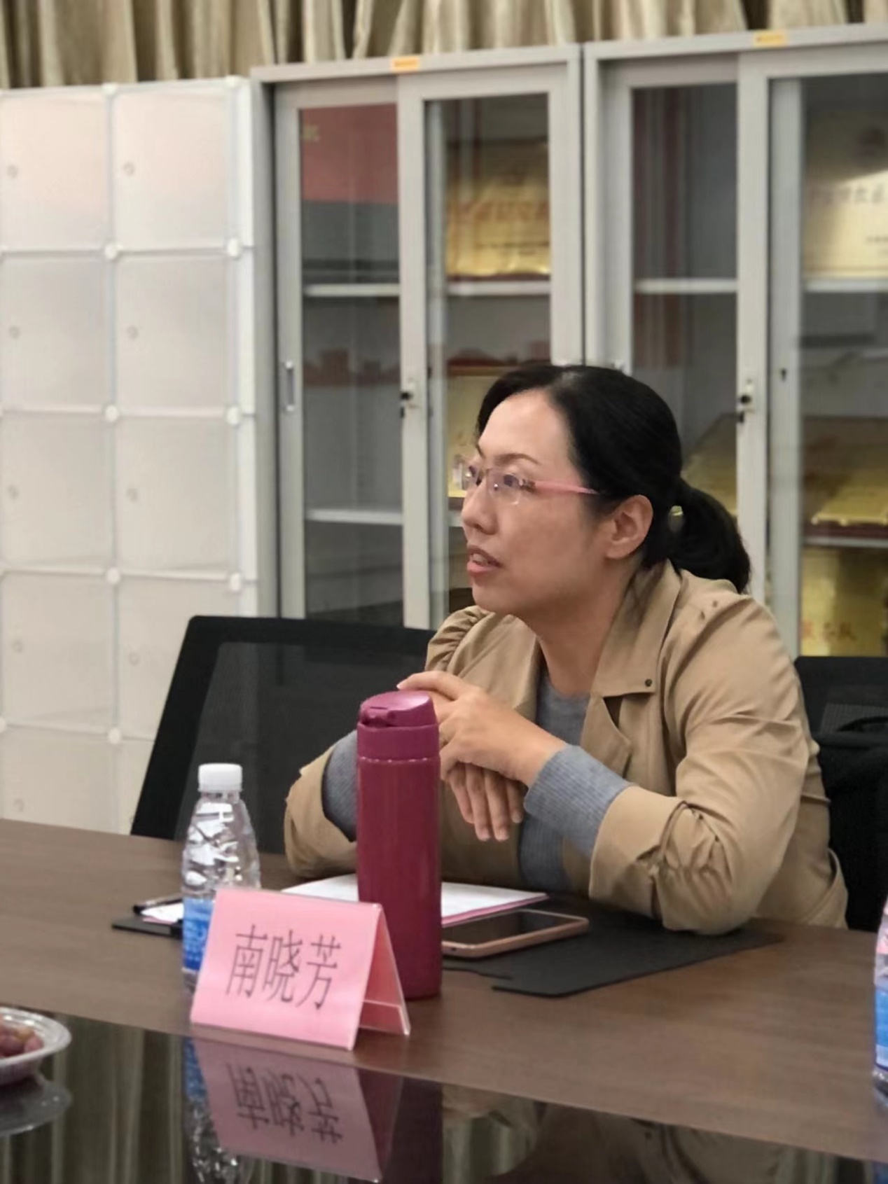 女人坐在桌子边

描述已自动生成