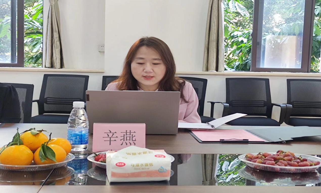 戴眼镜的女人在桌子前

中度可信度描述已自动生成