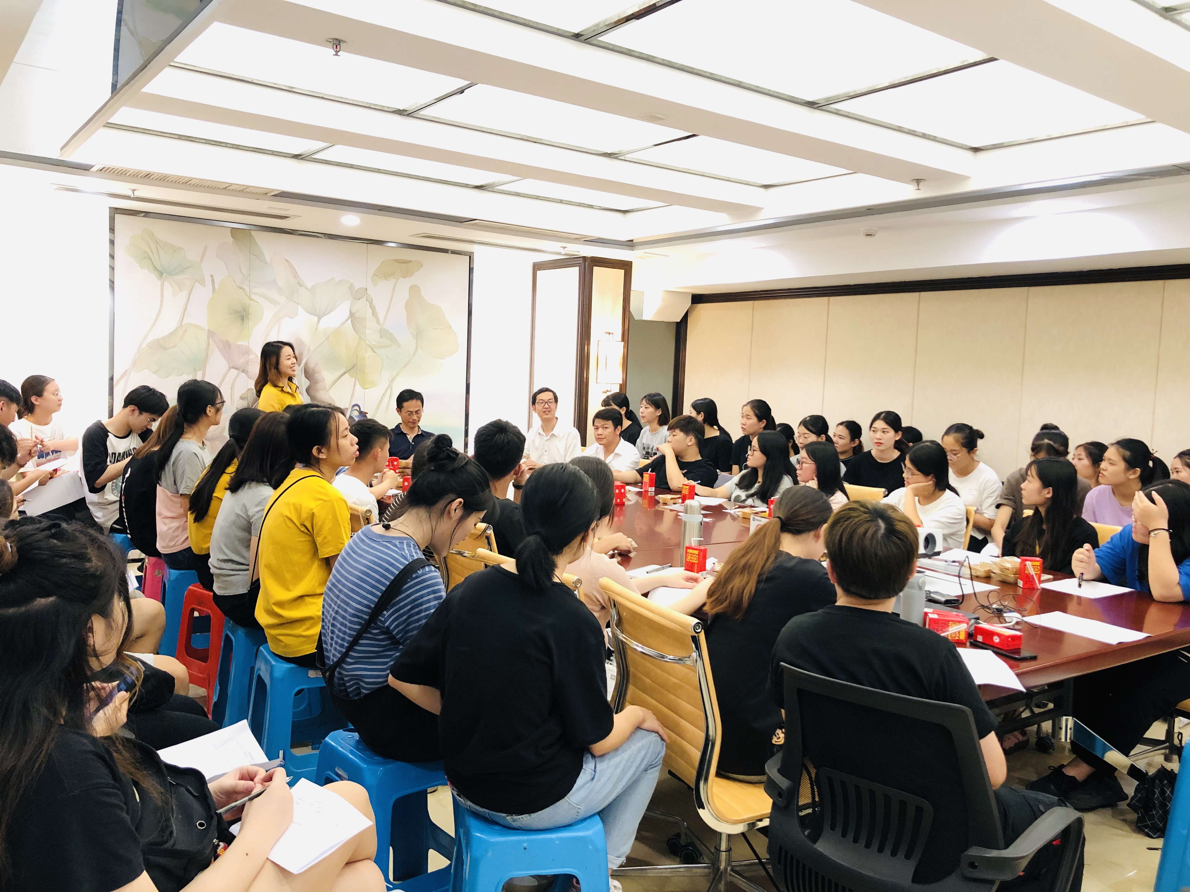 人力专业学生在企业参加学习研讨