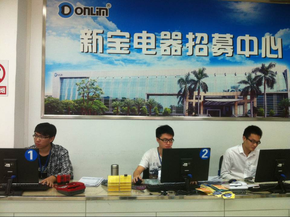 学生在企业招聘部门工作