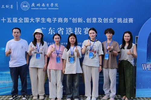 师生合影.jpg 师生合影.jpg