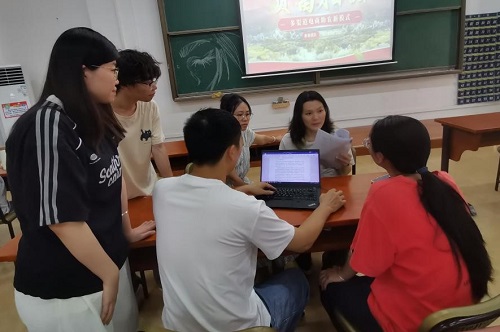 教师指导备赛.jpg 教师指导备赛.jpg